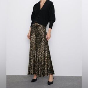 Zara Leopard Print maxi Skirt Satin effect size xl